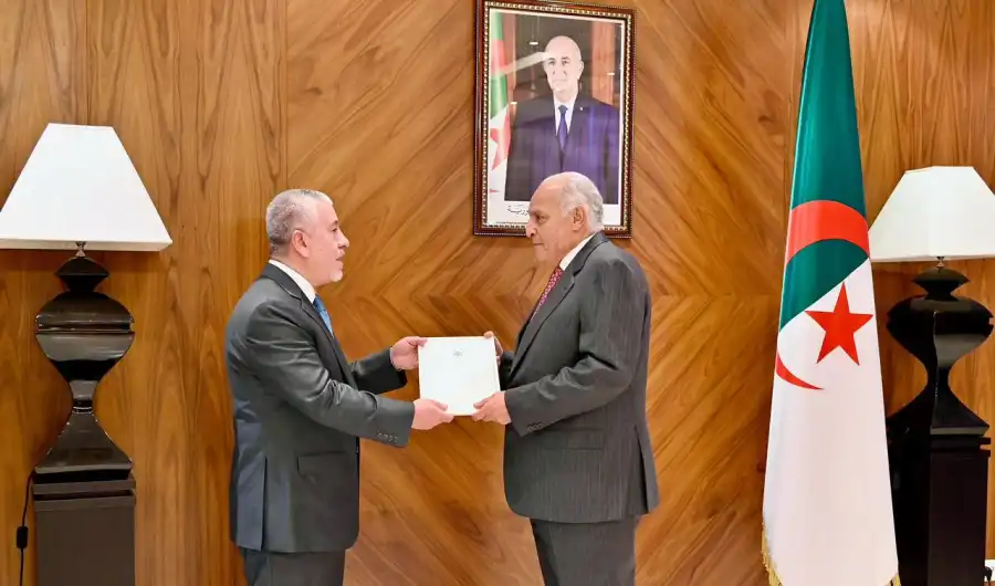 السفير عاهد سويدات يقدم نسخه من أوراق اعتماده لوزير الخارجية الجزائري