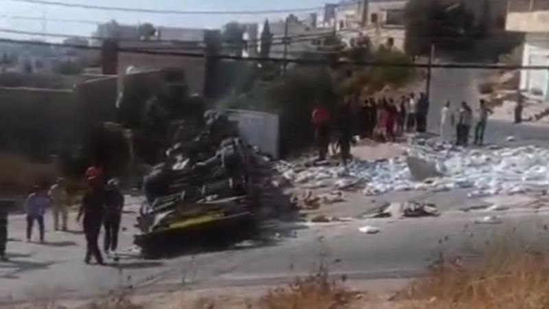 إصابة سائق بتدهور شاحنة محملة بالسكر في منطقة جديتا بمحافظة إربد