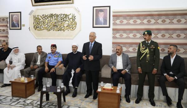 مندوبا عن الملك وولي العهد .. لعيسوي يعزي عشيرتي العكور والتميمي