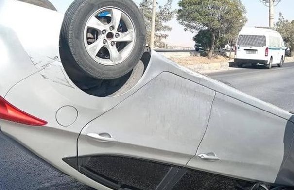 حركة مرورية كثيفة جراء حادث انقلاب مركبة قرب الدوار الرابع