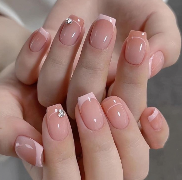 7 حيل بسيطة لتصميم أظافر تبدو أطول