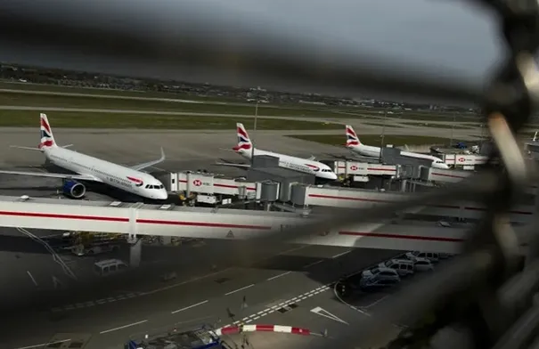 إخلاء مبنى ركاب بمطار هيثرو وفرق الطوارئ تستجيب لحادث