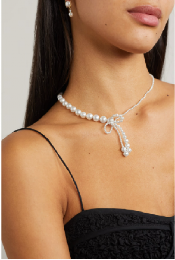 طرق عصرية لتنسيق عقد اللؤلؤ لمظهر أنيق