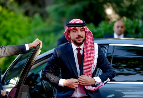 ولي العهد يصل الدوحة ونائب أمير قطر في مقدمة مستقبليه