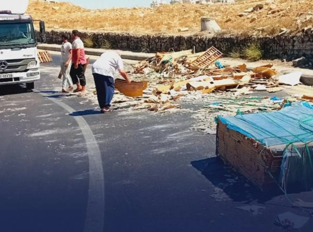 سقوط حمولة شاحنة يتسبب بأزمة على طريق المطار