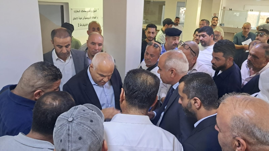 وزير العمل يتفقد مديريات عمل ويحث على إنجاز معاملات المراجعين دون تأخير