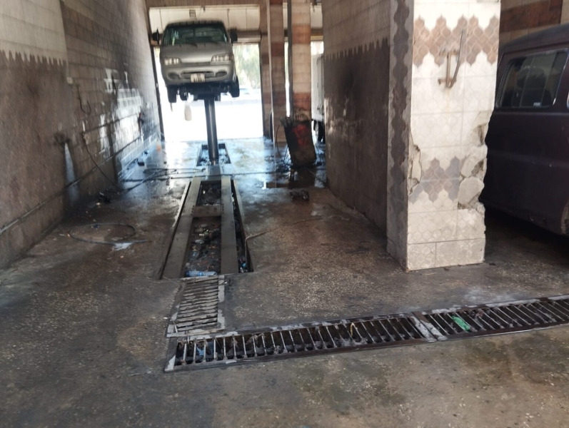 ضبط محطة غسيل سيارات في عين غزال تعتدي على خط مياه رئيسي يزود الهاشمي الشمالي