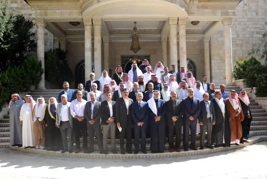 العيسوي يلتقي فعاليات شعبية من الرصيفة ودير علا في الديوان الملكي