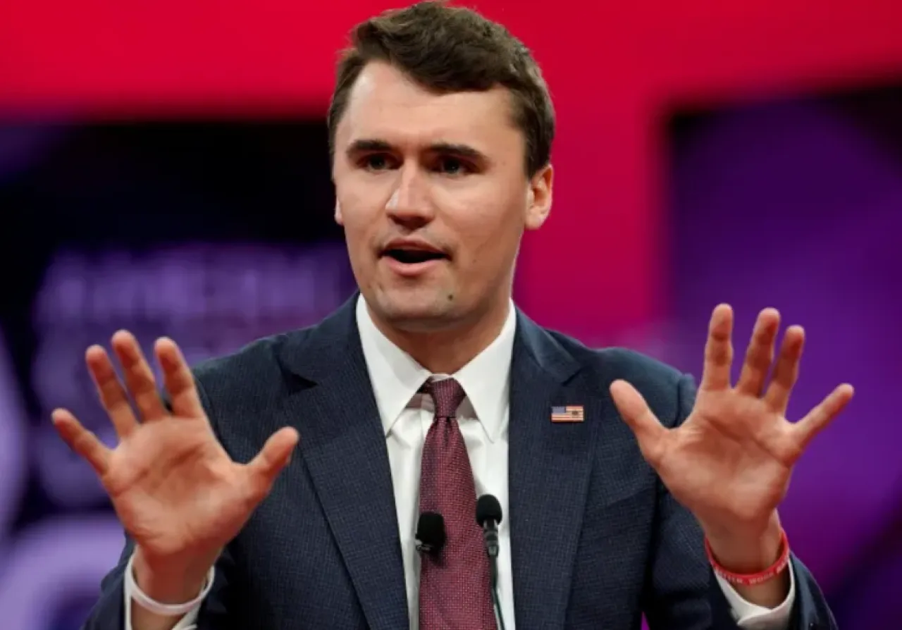 من هو تشارلي كيرك الذي هز مقتله الأوساط السياسية الأميركية؟