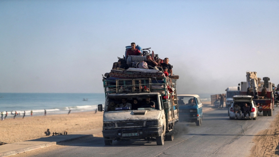 ضاقت بهم السبل .. نازحون يضطرون للعودة لمدينة غزة رغم القصف الإسرائيلي