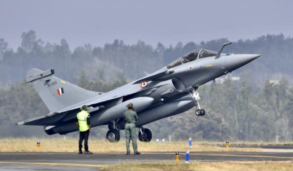 ماكرون يعلن إرسال مقاتلات فرنسية لحماية الأجواء البولندية