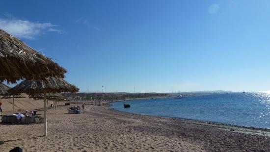 سرعة إجراء أحد ضباط الإدارة الملكية لحماية البيئة تنقذ حياة مواطن تعرض لتشنجات أثناء السباحة وسط البحر.