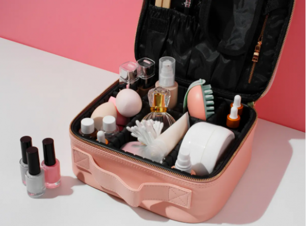 مستحضرات تجميل أساسية في حقيبة السفر