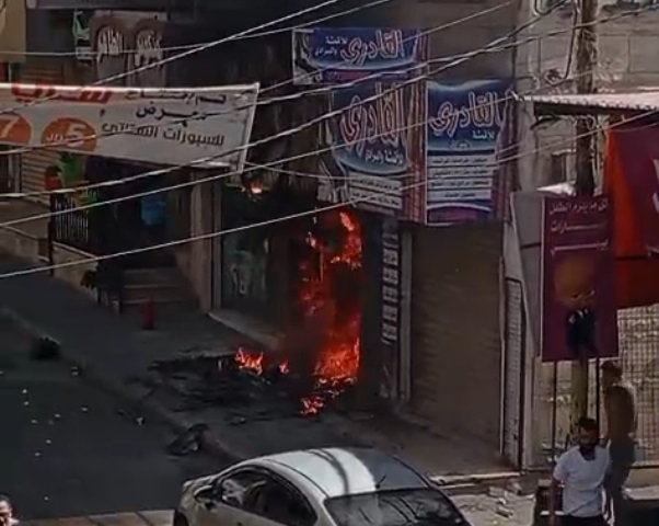 بالفيديو...تماس كهربائي يتسبب بحريق في محل إكسسوارات وسط سوق جرش