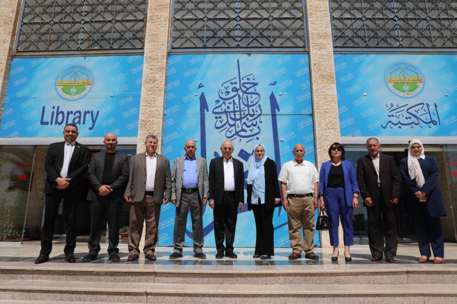 مجلس أمناء جامعة الزرقاء يزور مكتبة الجامعة