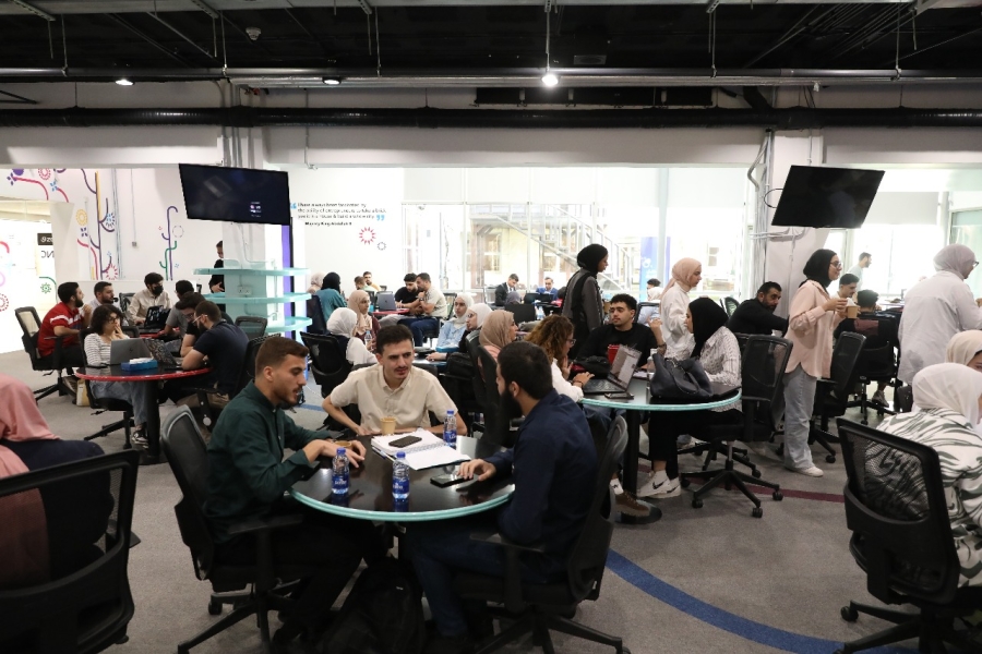 بحضور 70 مشاركاً من أصل 450 متقدماً منصة ...زين ونوكيا تطلقان معسكر الذكاء الاصطناعي التدريبي