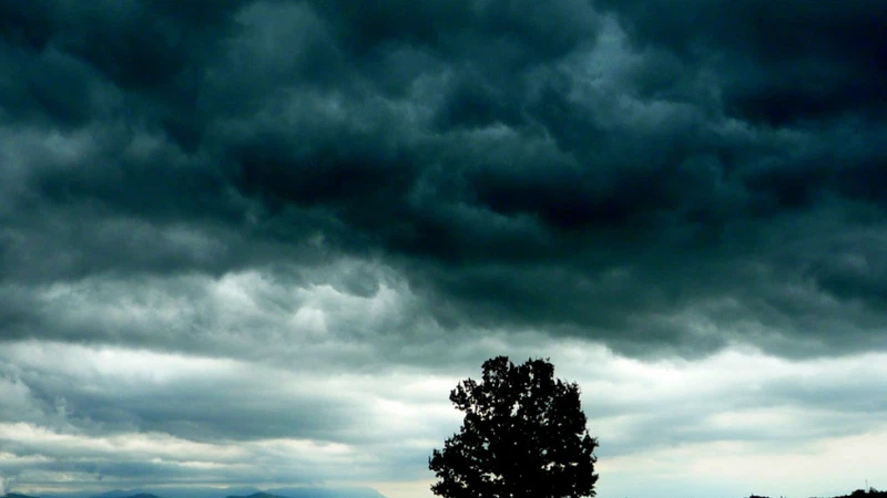 هل تهطل الأمطار؟.. غيوم داكنة في سماء الأردن تذكر بقرب فصل الشتاء