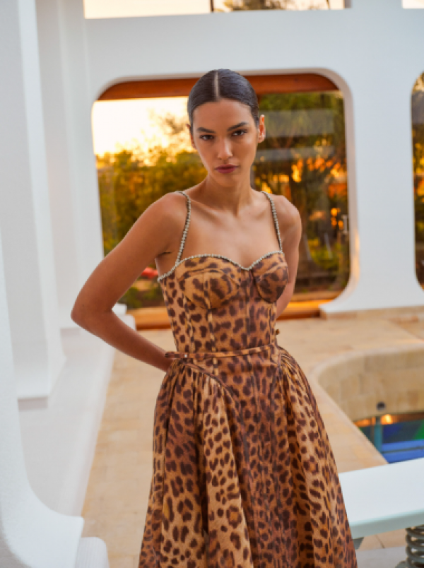 أفكار عصرية لتنسيق الفساتين الصيفية في الخريف