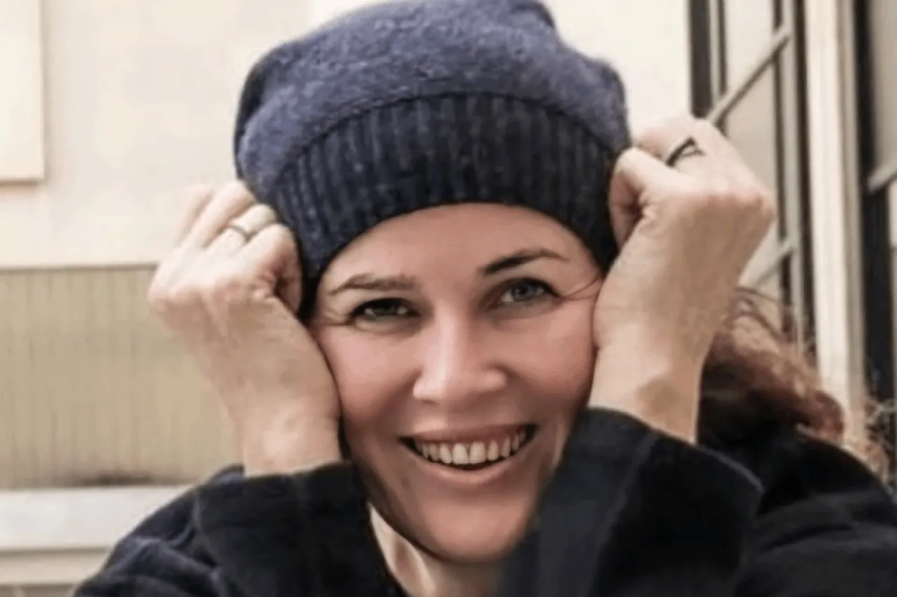 إيقاف طبيبة بريطانية بارزة عن العمل بعد تضامنها مع غزة والمقاومة