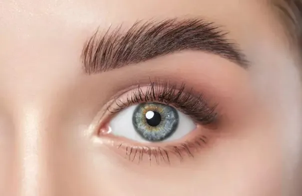 صيحات الحواجب الرائجة… سر الإطلالة المثالية في نهاية الصيف