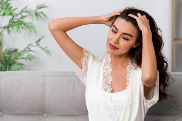 روتين أسبوعي للعناية بالشعر الجاف باستخدام مكوّنات طبيعية