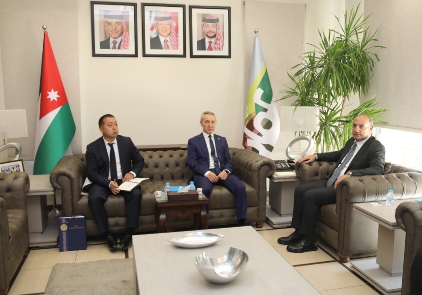 الشواربة يلتقي سفير كازاخستان ويبحث معه سبل التعاون