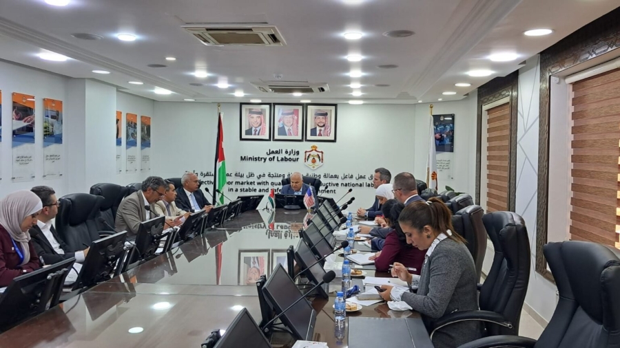 وزير العمل يبحث تعزيز العلاقات مع مكتب “حقوق الإنسان والعمل” الأميركية