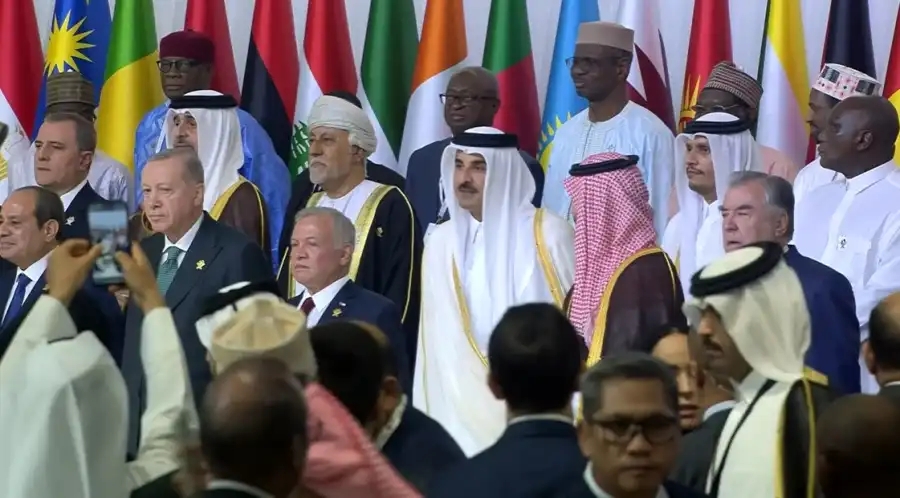 الملك يصل إلى موقع انعقاد القمة العربية الإسلامية الطارئة