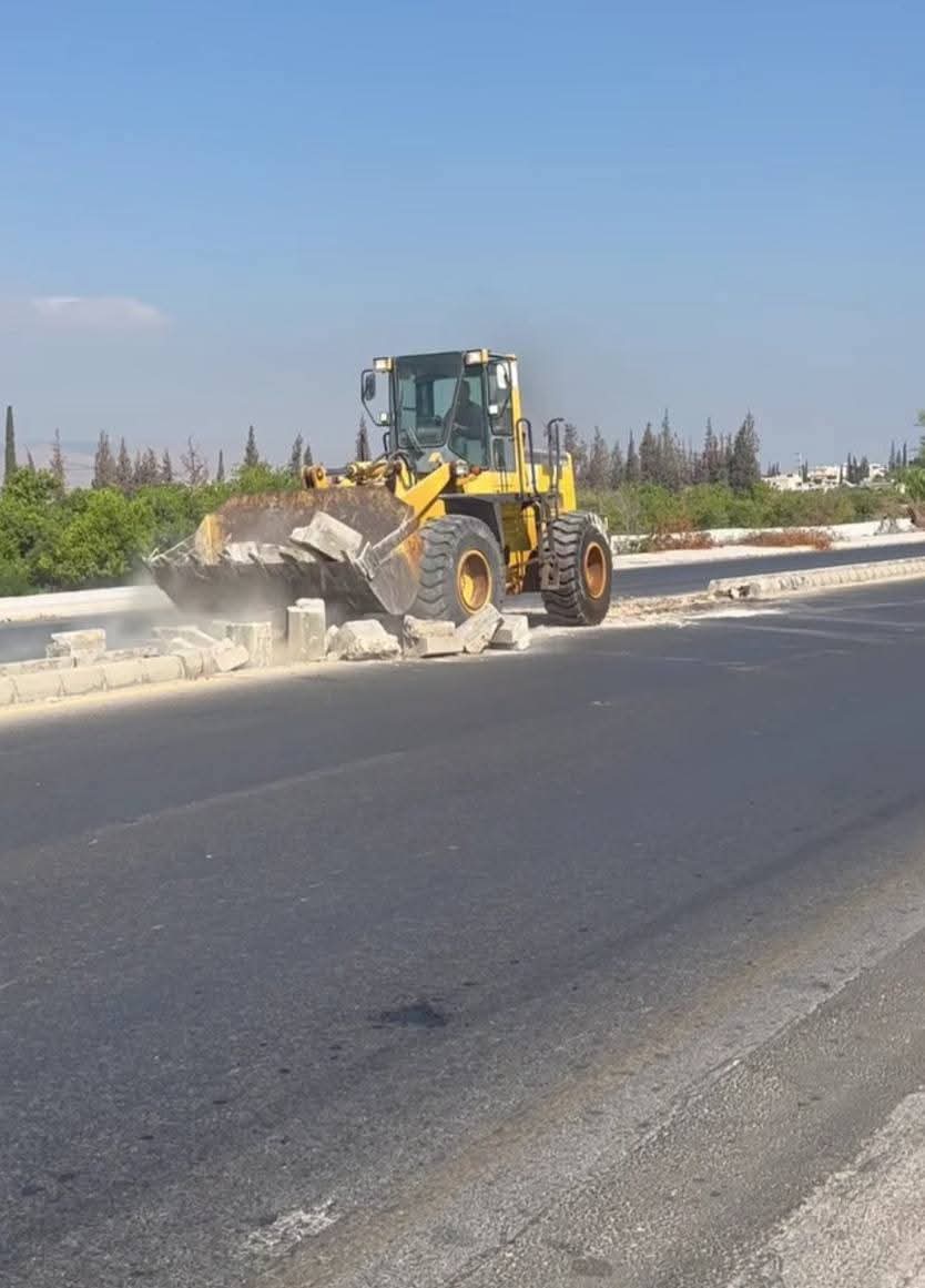 وزارة الأشغال العامة تستحدث فتحات التفافية في طريق الأغوار الدولي