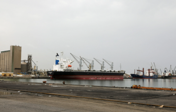 الجيش الإسرائيلي: هجوم وشيك على ميناء الحديدة اليمني