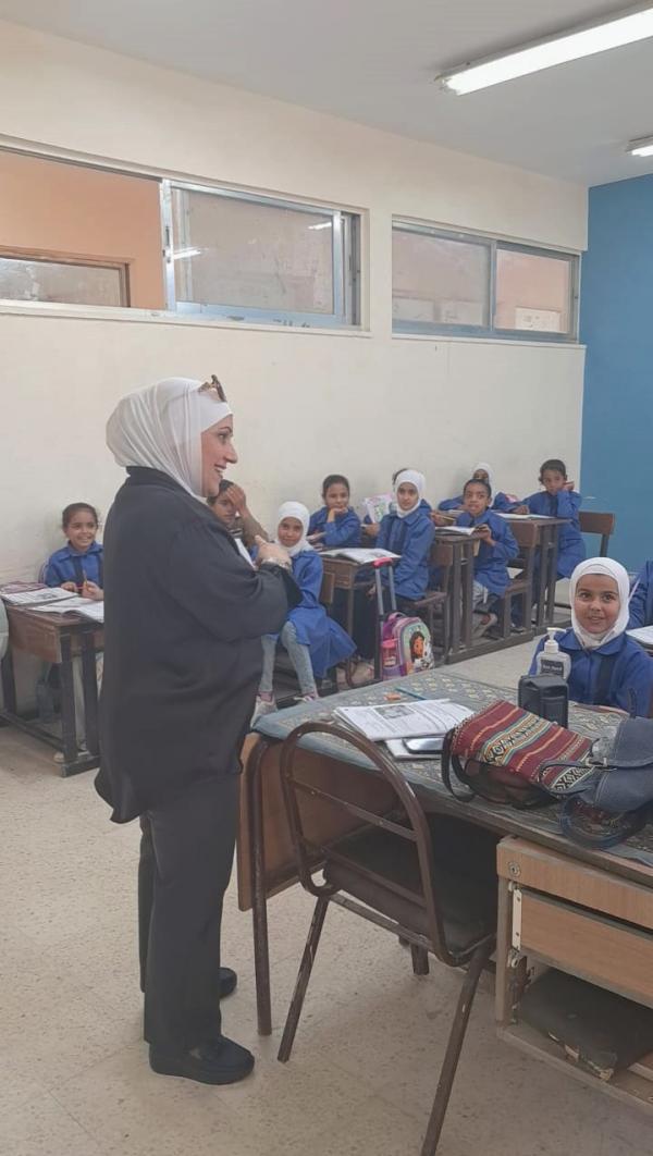 العدوان تتفقد سير العملية التعليمية في مدارس منطقة النهضة