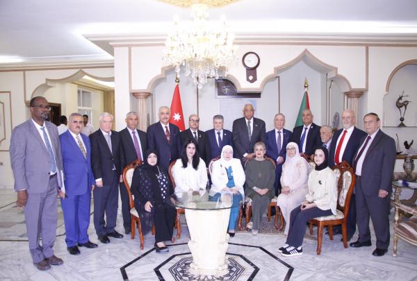 السفير حسن صالح الذهب يلتقي رئيس وأعضاء وفد جمعية عَون الثقافية الوطنية