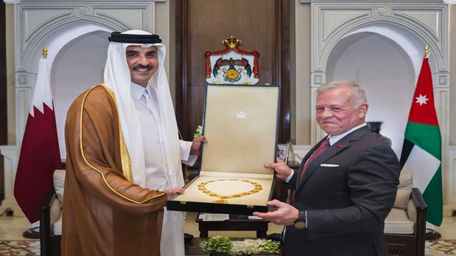 الملك يمنح الشيخ تميم قلادة الحسين بن علي