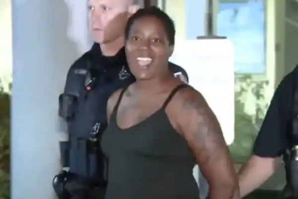 اعتقال امرأة بعد تداول فيديو لتعذيب ابنها على إنستغرام