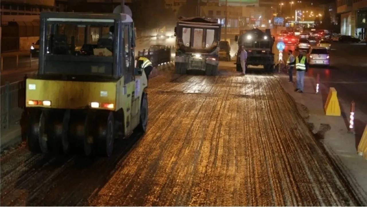 أمانة عمان تواصل أعمال التعبيد الليلي لعدد من الشوارع الرئيسية