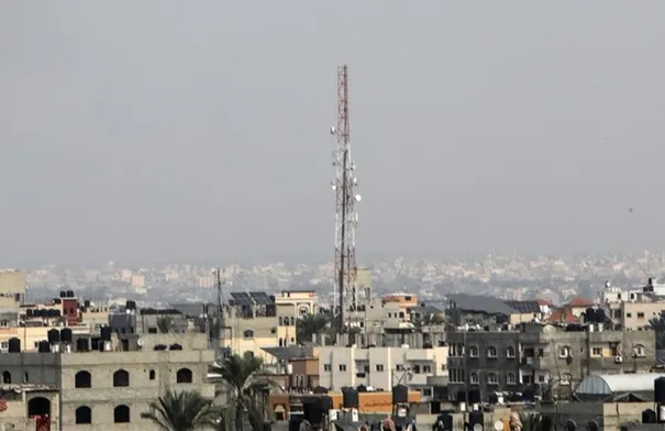 انقطاع الاتصالات يعزل 800 ألف فلسطيني بغزة