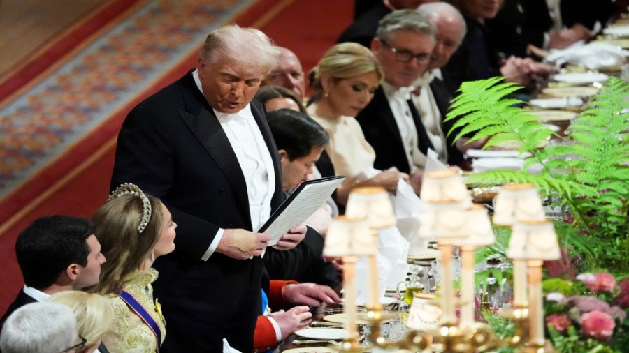 ملك بريطانيا يرحب بـالالتزام الشخصي لترامب تجاه السلام