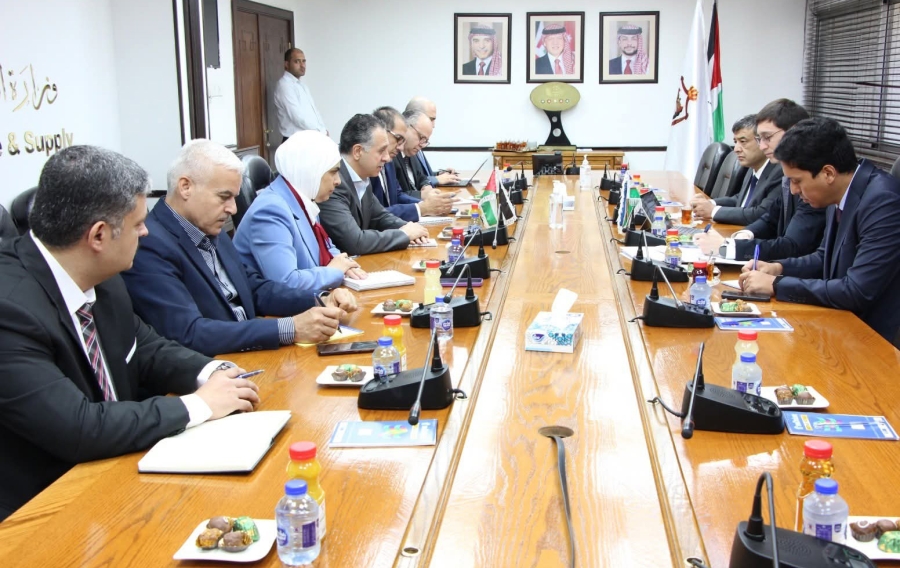 وزير الصناعة يبحث فرص التعاون التجاري والاستثماري مع الجانب الأوزبكي