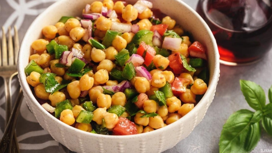 مفيدة وسهلة.. طريقة عمل سلطة الحمص
