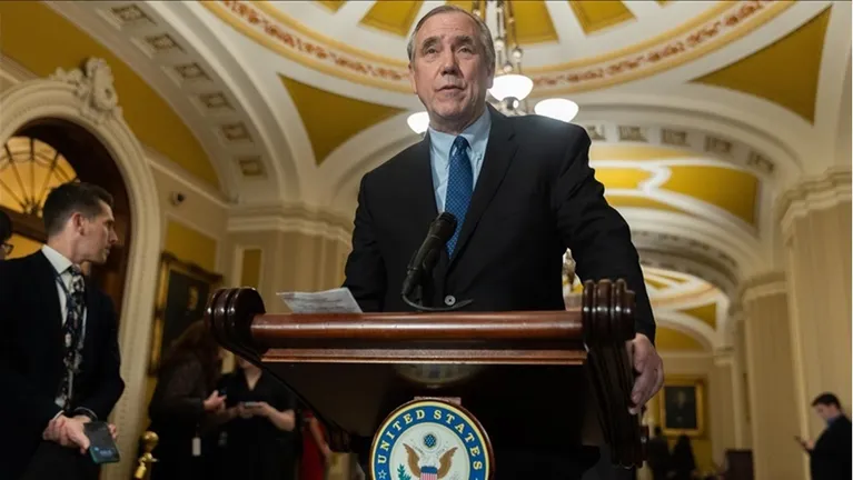 في سابقة.. سيناتور أمريكي يقدم مسودة تطالب ترامب الاعتراف بفلسطين