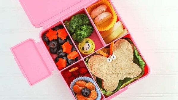 نصائح للأمهات.. احترسي من هذه الأكلات في اللانش بوكس
