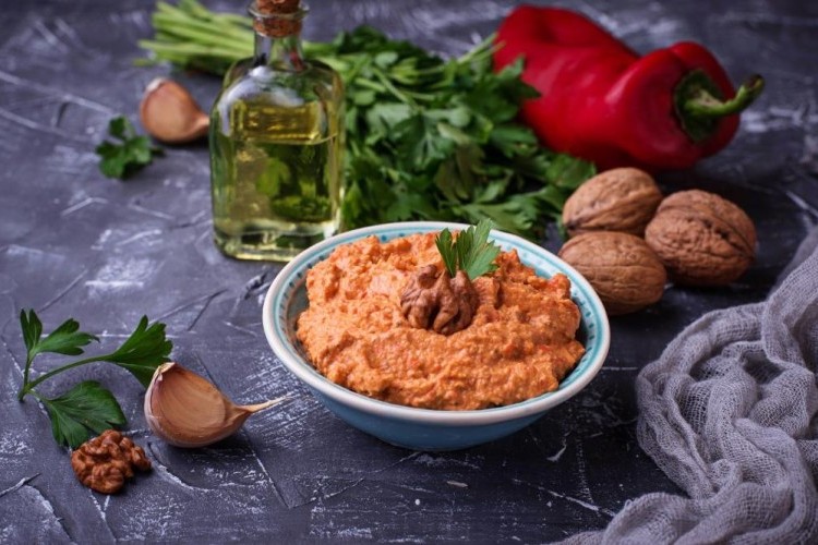 المحمرة بالجوز ودبس الرمان