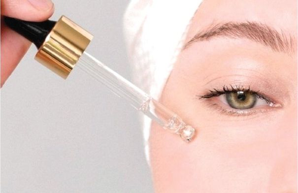 روتين صحيح لتطبيق سيروم الوجه: 6 خطوات للحصول على أفضل نتيجة