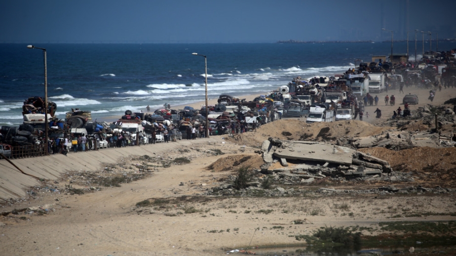 الدفاع المدني يعلن أن 450 ألف فلسطيني نزحوا من مدينة غزة منذ نهاية آب