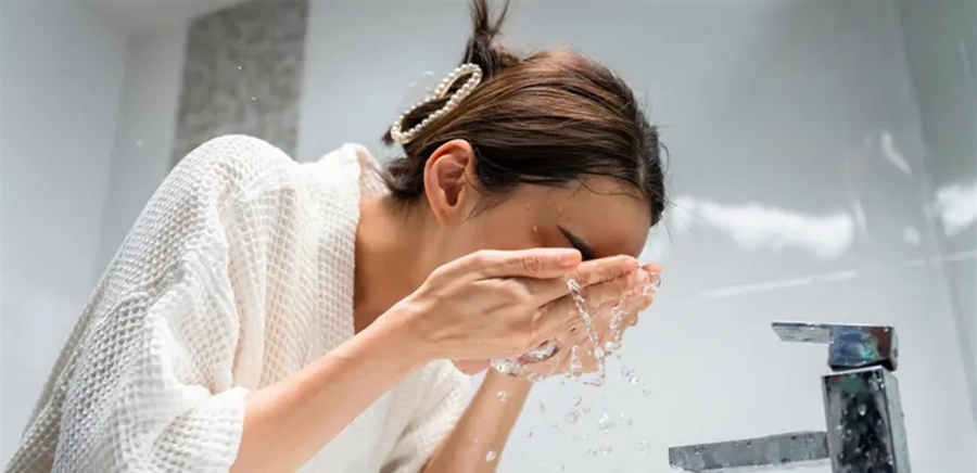 بحسب نوع البشرة.. كم مرة يجب غسل الوجه؟
