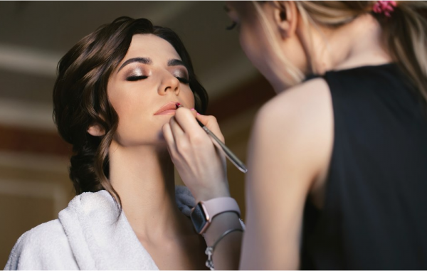 من الطبيعي إلى الرومانسي .. أفضل إطلالات المكياج لعرائس الخريف