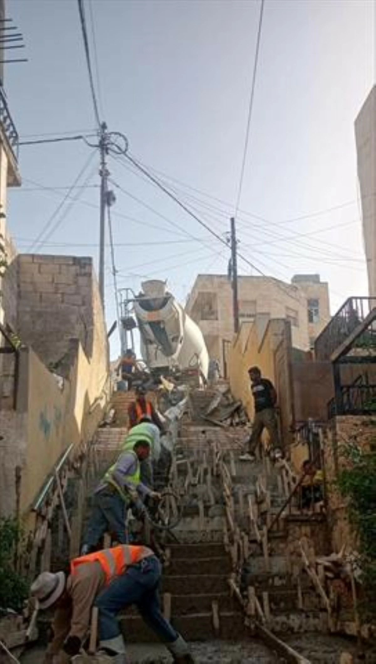 أمانة عمّان تواصل تأهيل الأدراج لتحسين السلامة وخدمة الأحياء