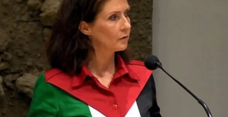 إجبار نائبة هولندية على مغادرة البرلمان .. بسبب قميصها