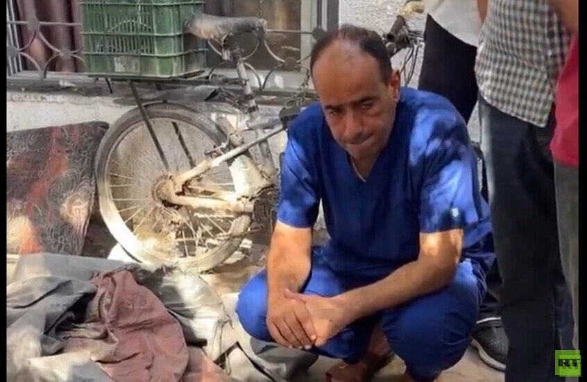 مدير مستشفى غزة يستقبل جثامين شقيقه وأقاربه أثناء تأدية عمله