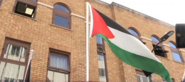 رفع العلم الفلسطيني لأول مرة على مبنى السفارة في لندن